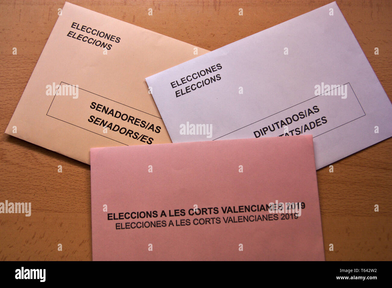 2019, avril. Valence, Espagne. Les enveloppes électorales pour les élections au Congrès et au Sénat espagnol, sur l'enveloppe pour voter Banque D'Images