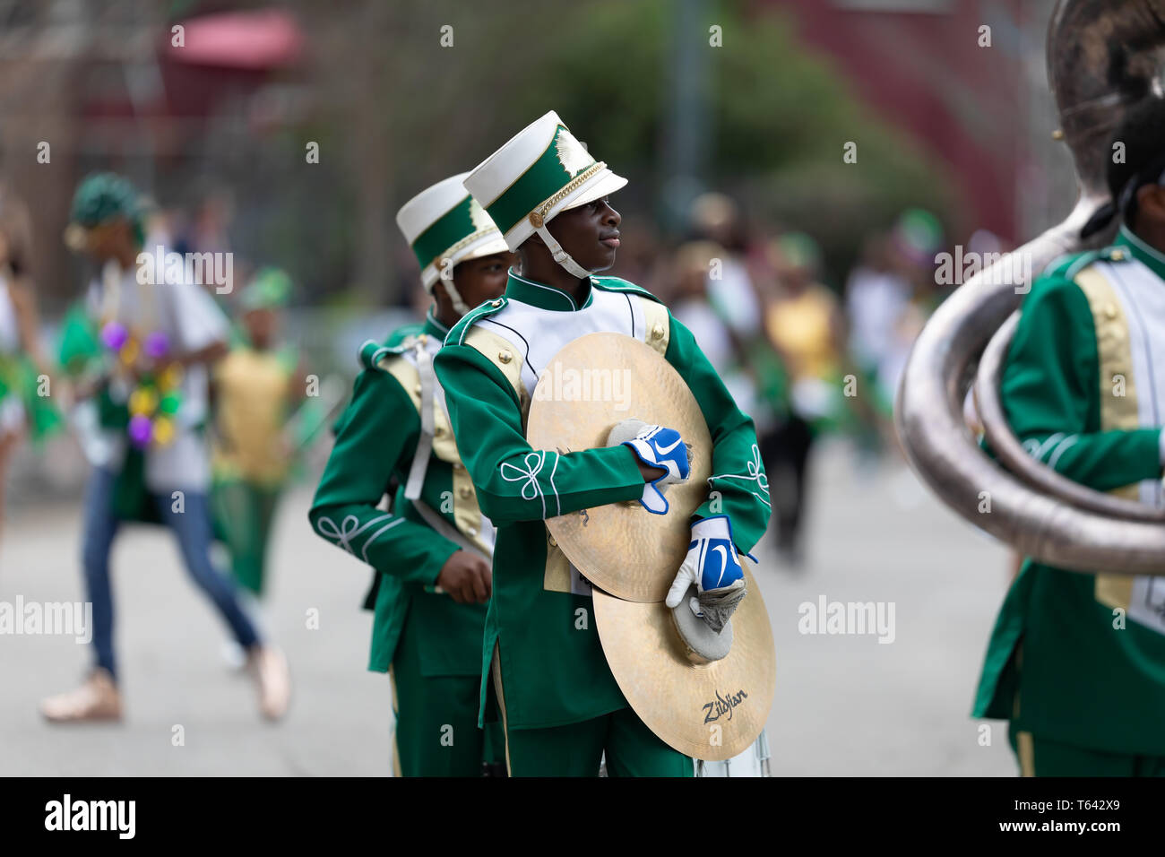 La Nouvelle-Orléans, Louisiane, Etats-Unis - le 23 février 2019 : Mardi Gras Parade, l'Medard H Nelson Charter School, le Puissant, Roadrunners se produisant au para Banque D'Images