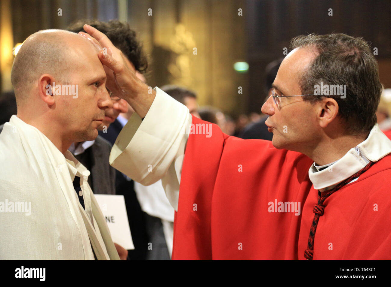 La confirmation d'un adulte. Confirmations en la cathédrale Notre-Dame. Paris. Banque D'Images