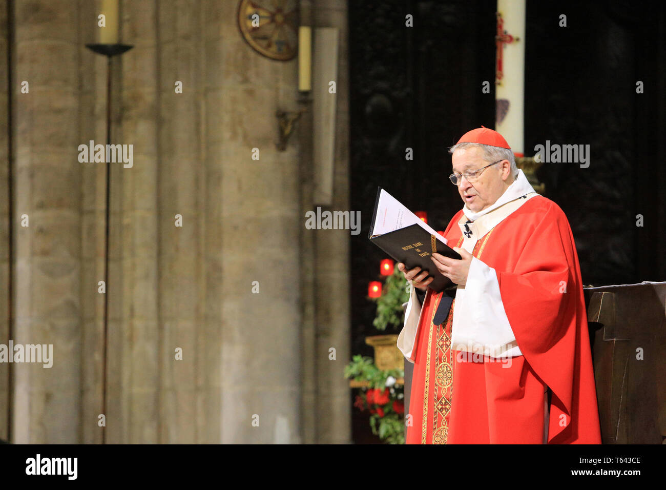 Liturgie eucharistique par Monseigneur André XXIII. La cathédrale Notre Dame. Paris. Banque D'Images