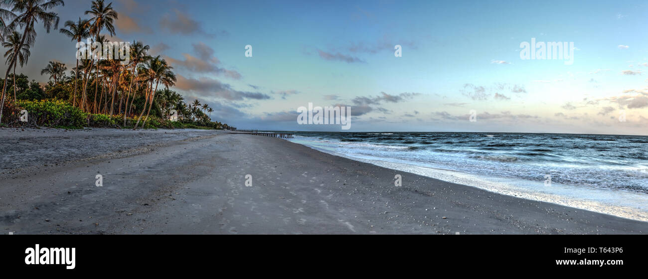 L'aube sur une jetée en ruine sur la plage de Port Royal de Naples, en Floride. Banque D'Images