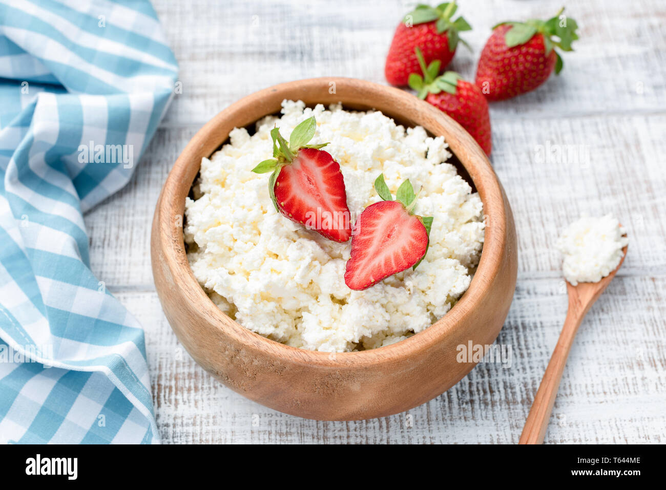 Le fromage cottage ou fromage blanc dans un bol. Riche en protéines et en calcium des produits laitiers sains, faible en gras fromage blanc Banque D'Images