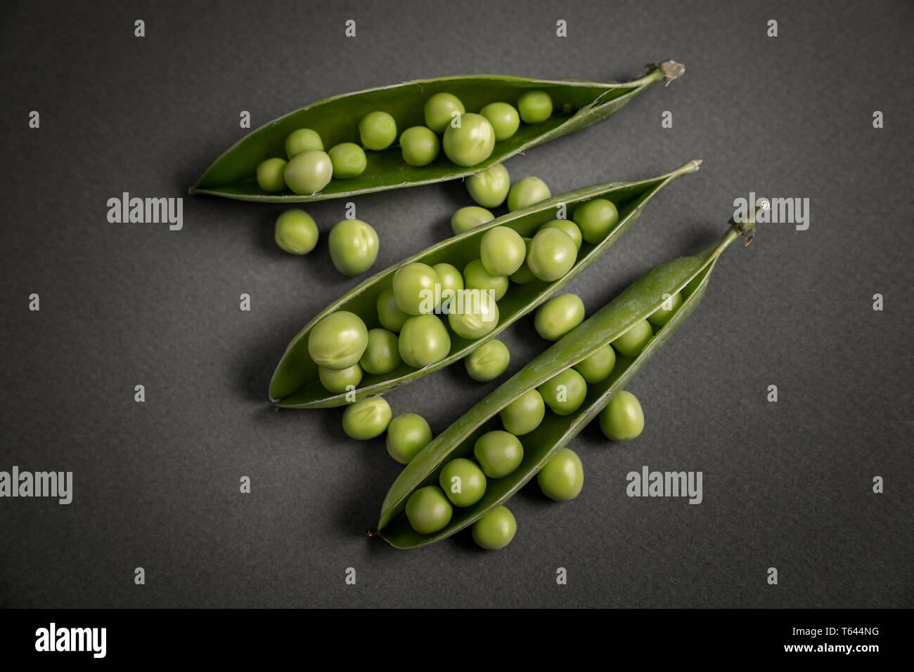 Ouvrir avec pod pois Haricots verts en elle. Sur un fond sombre Banque D'Images