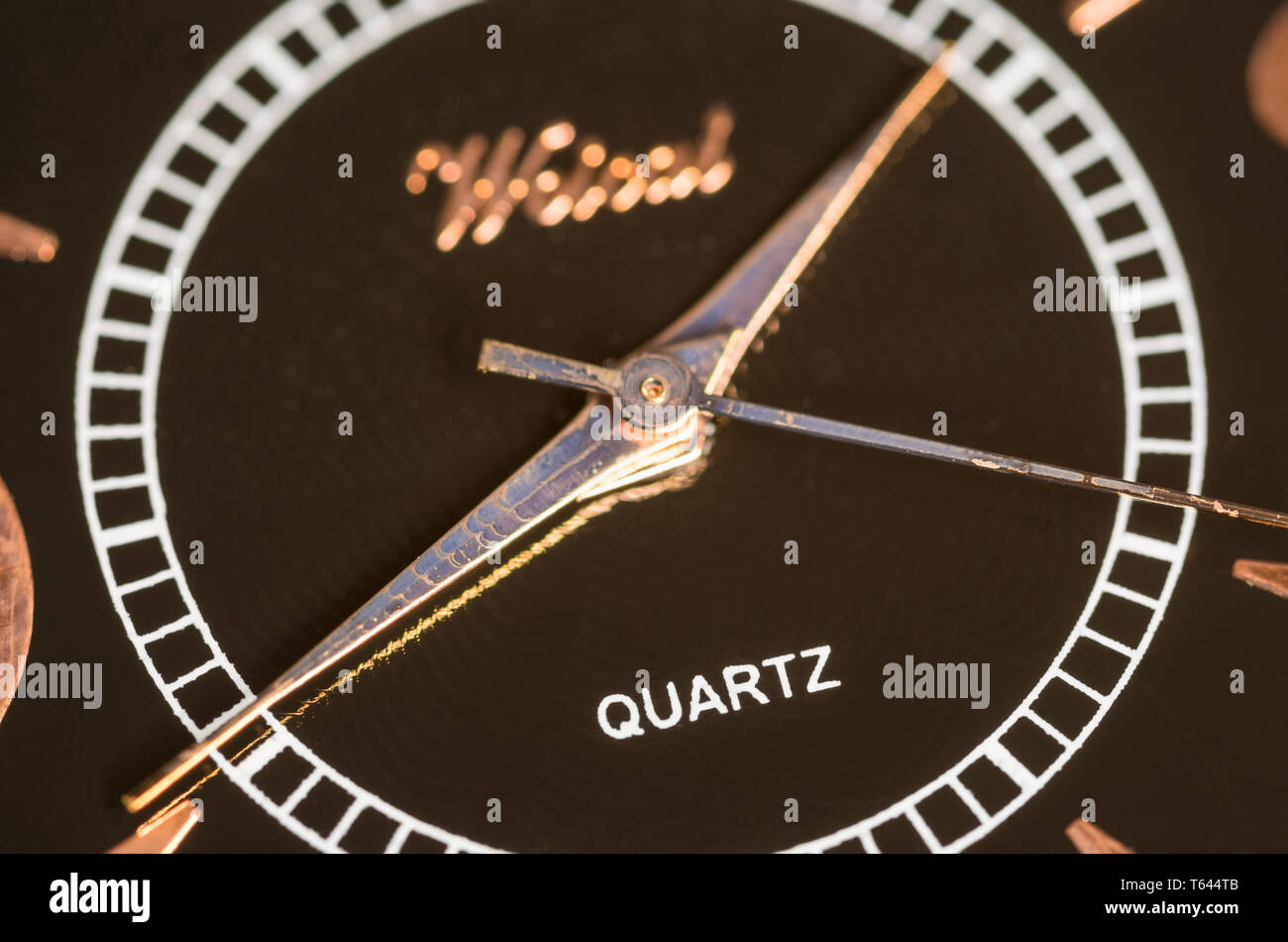 Logo de quartz sur une montre ou une horloge à l'aide d'un mécanisme quartz affichage heure, minute et seconde mains. Banque D'Images