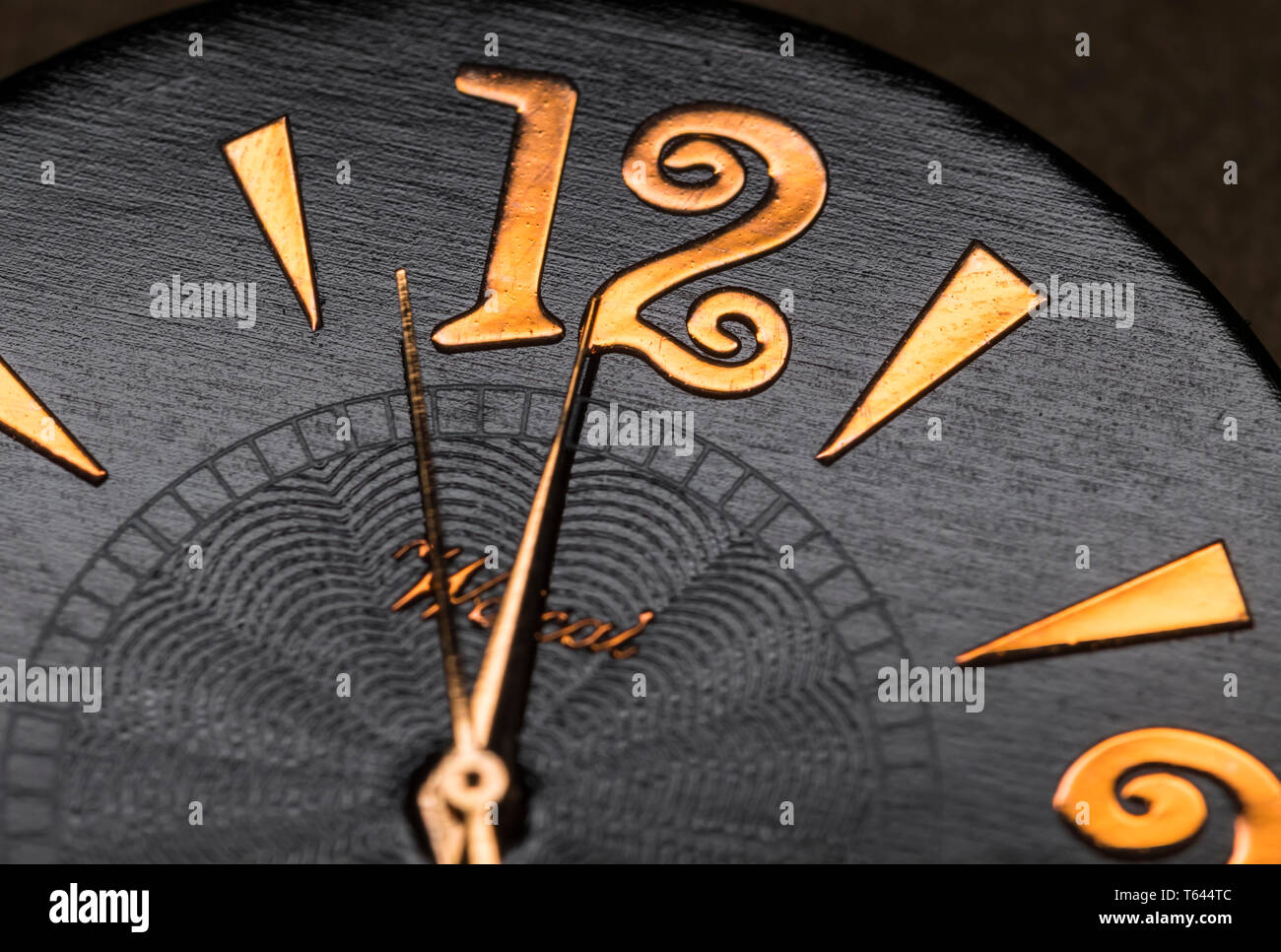 Minute, Heure et seconde main sur un cadran affichant près de 12 heures, minuit ou midi. Macro d'horloge. Concept de temps. Banque D'Images