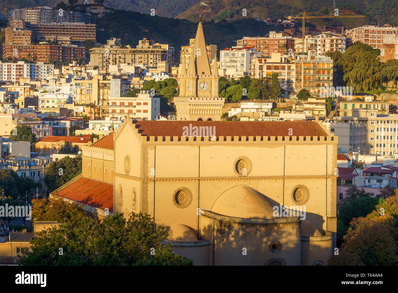 Vue panoramique de la Messine.Duomo di Messina Messina ou cathédrale. La Sicile. Italie Banque D'Images