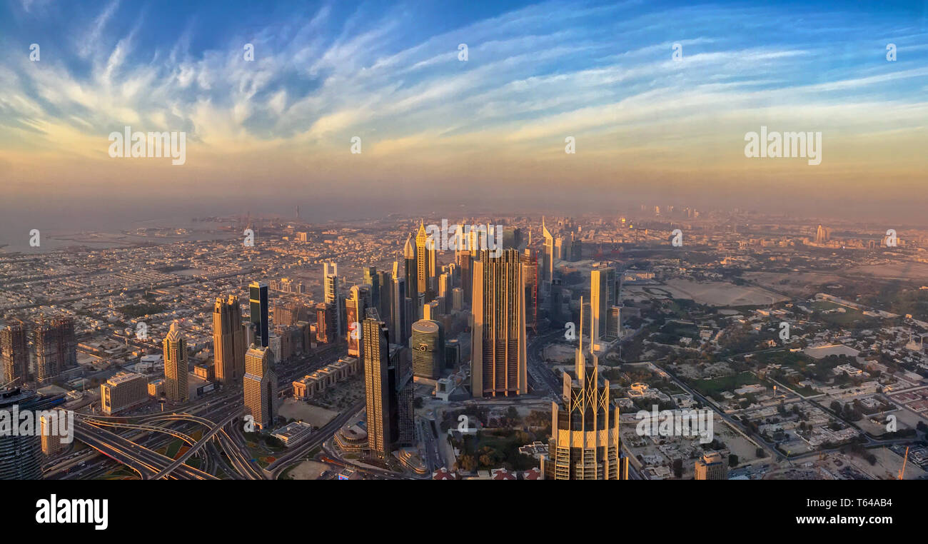 Vue panoramique vue aérienne de Dubaï au coucher du soleil, aux Émirats Arabes Unis Banque D'Images