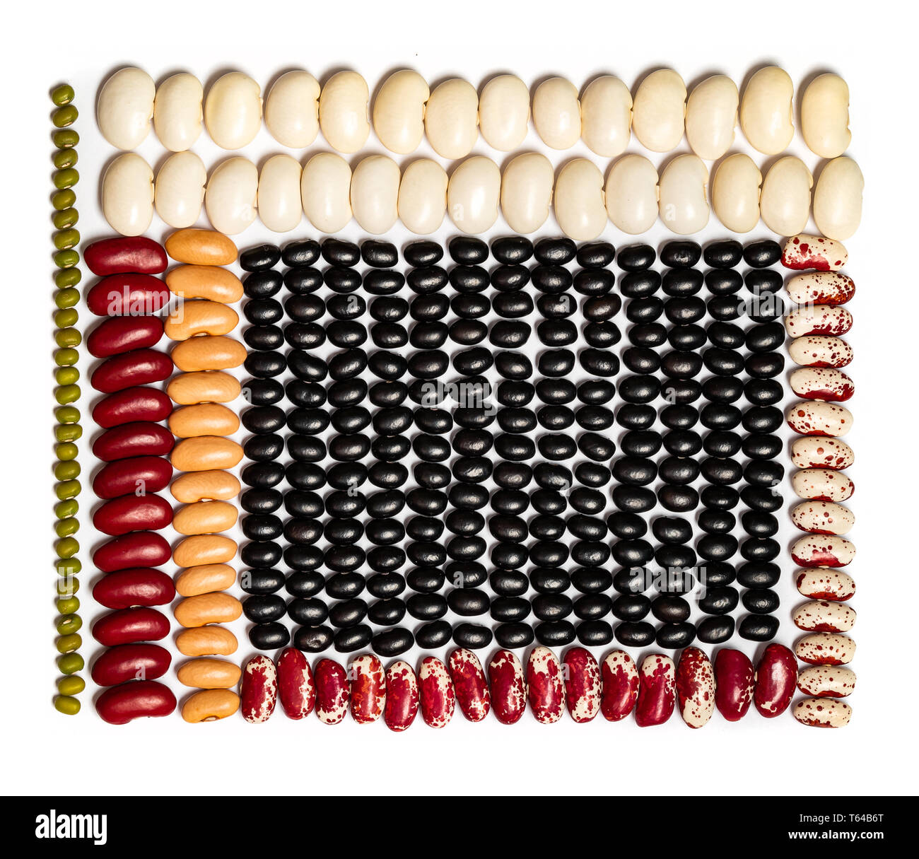 Geometric pattern bean. Les légumineuses multicolores Textures : haricots rouges, oeil noir, pinto, lentille sur fond blanc Banque D'Images