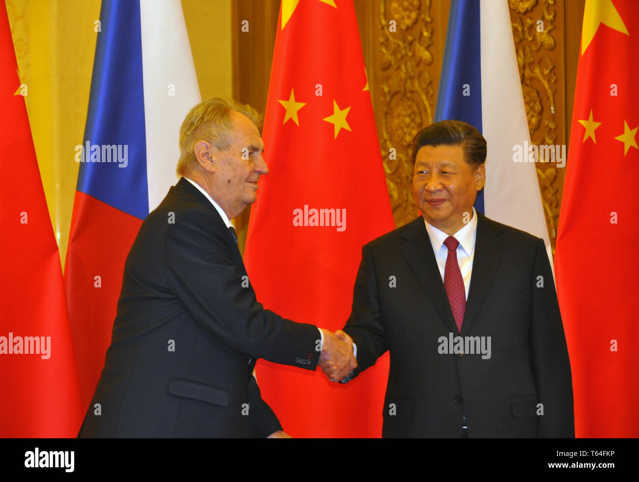 Beijing, Chine. Apr 28, 2019. Le président chinois Xi Jinping, droite, serre la main du Président de la République tchèque Milos Zeman, avant leur réunion au Palais du Peuple, à Beijing, Chine, le 28 avril 2019. Photo : CTK Karel Capek/Photo/Alamy Live News Banque D'Images