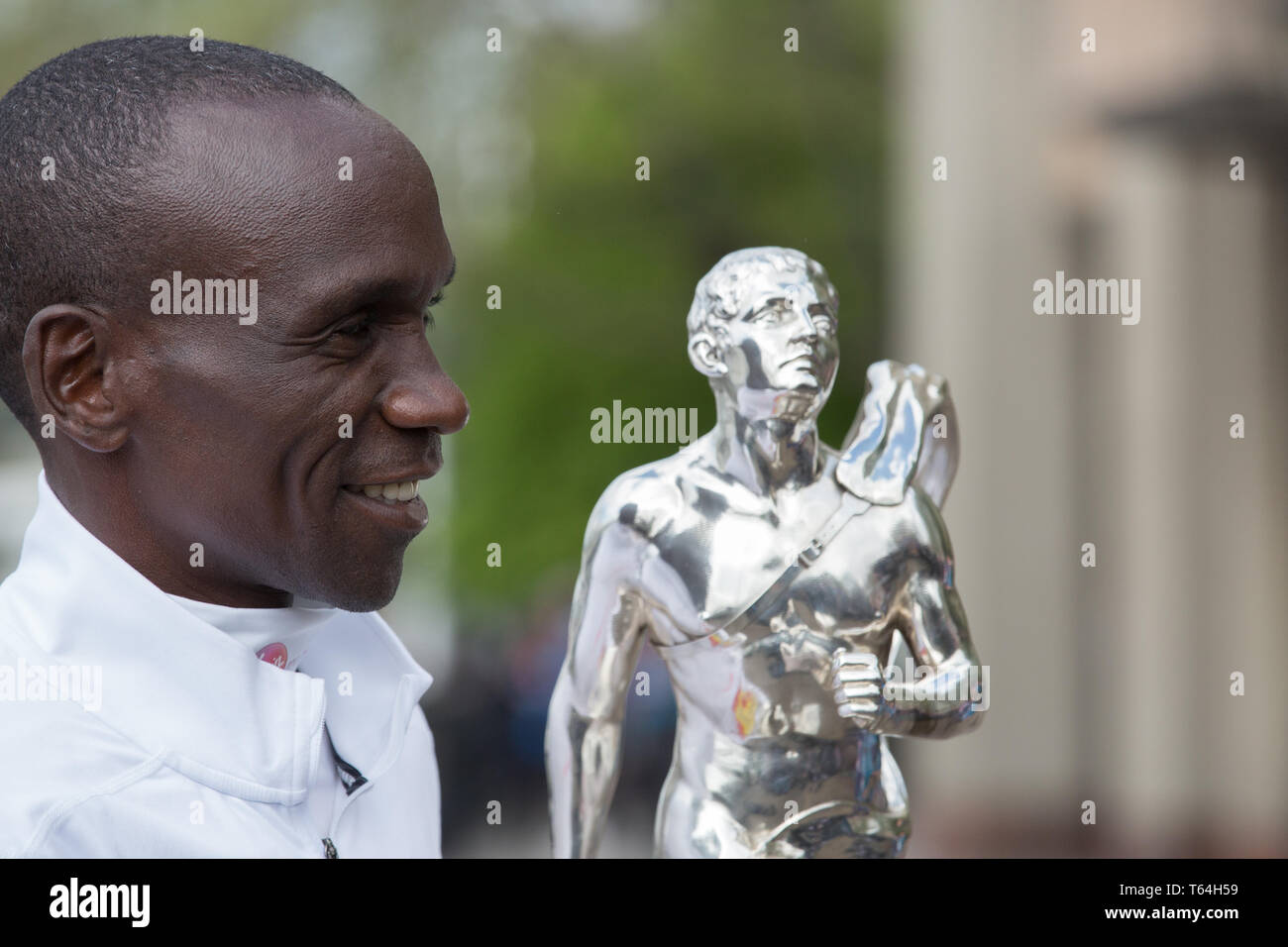 London,UK,29 avril 2019,le Marathon de Londres gagnants photocall a eu lieu à l'extérieur de l'hôtel Tower. Éliud Kenyan Kipchoge posés avec un trophée. Credit : Keith Larby/Alamy Live News Banque D'Images