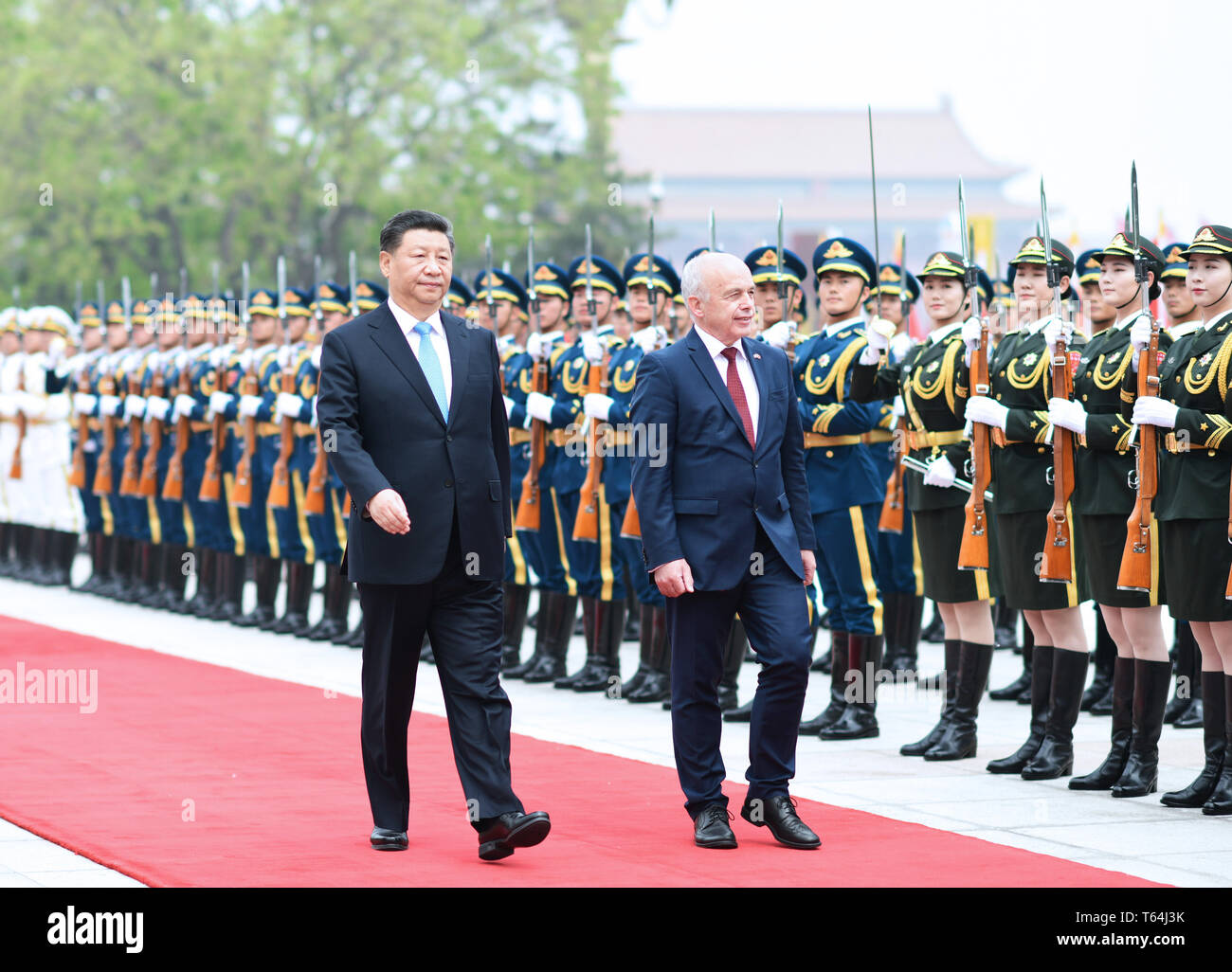 Beijing, Chine. Apr 29, 2019. Le président chinois Xi Jinping (L, à l'avant) est titulaire d'une cérémonie de bienvenue pour le président de la Confédération suisse Ueli Maurer (R, avant) avant leurs entretiens à Beijing, capitale de Chine, le 29 avril 2019. Credit : Xie Huanchi/Xinhua/Alamy Live News Banque D'Images