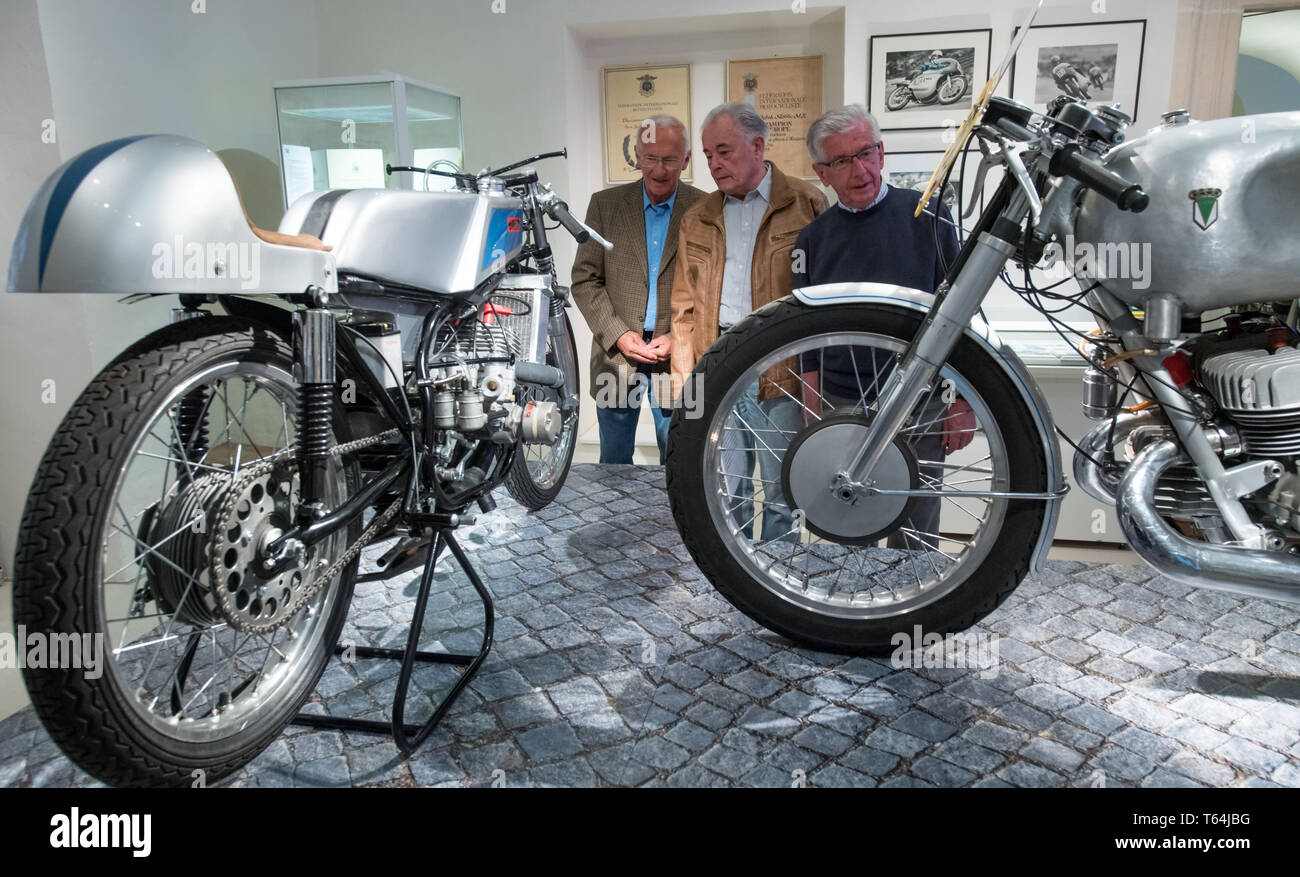 29 avril 2019, Saxe, Augustusburg : entre un MZ RD 125 (l) et une DKW 350 RM stand Norbert Kaaden (l-r), Christian Steiner et Lutz Langer, qui a participé à la nouvelle exposition spéciale 'Légendes' dans l'Augustusburg Motorradmuseum. Le spectacle est dédié à l'ingénieur Walter Kaaden Moto Racer et Ewald Kluge. Kaaden perfectionné deux temps pour MZ depuis les années 1950, Kluge a conduit de 1930 à 1950 avec beaucoup de succès sur les courses de DKW, est devenu champion d'Allemagne et Champion d'Europe. La petite exposition spéciale sera présentée du 01 mai au 01 décembre. Photo : Hendrik Schmidt/d Banque D'Images