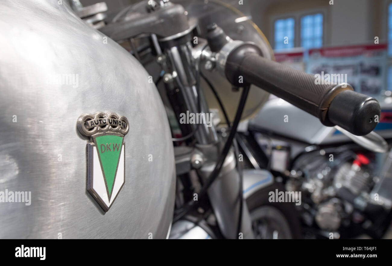 Augustusburg, Allemagne. Apr 29, 2019. Le logo DKW peut être vu sur le réservoir d'une DKW 350 RM dans la nouvelle exposition spéciale 'Légendes' dans la Motorcycle Museum Schloss Augustusburg. Le spectacle est dédié à l'ingénieur Walter Kaaden Moto Racer et Ewald Kluge. Kaaden perfectionné deux temps pour MZ depuis les années 1950, Kluge a conduit de 1930 à 1950 avec beaucoup de succès sur les courses de DKW, est devenu champion d'Allemagne et Champion d'Europe. La petite exposition spéciale sera présentée du 01 mai au 01 décembre. Credit : Hendrik Schmidt/dpa-Zentralbild/ZB/dpa/Alamy Live News Banque D'Images