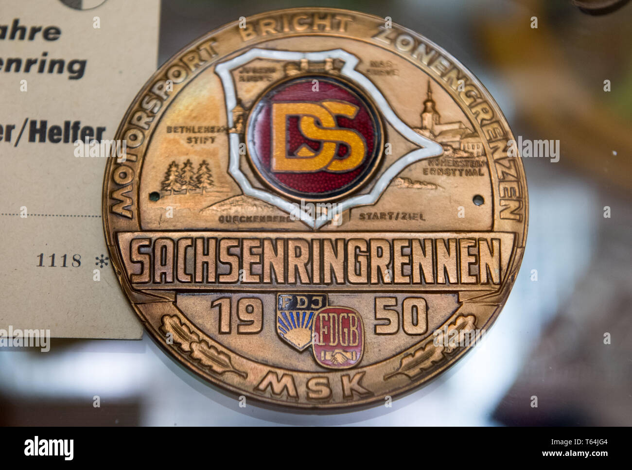 Augustusburg, Allemagne. Apr 29, 2019. Une plaque pour le Sachsenring race track à partir de 1950 peut être vu dans la nouvelle exposition spéciale 'Rennsportlegenden' dans l'Motorradmuseum Schloss Augustusburg. Le spectacle est dédié à l'ingénieur Kaaden et la moto racer Kluge. Kaaden perfectionné deux temps pour MZ depuis les années 1950, Kluge a conduit de 1930 à 1950 avec beaucoup de succès sur les courses de DKW, est devenu champion d'Allemagne et Champion d'Europe. La petite exposition spéciale sera présentée du 01 mai au 01 décembre. Credit : Hendrik Schmidt/dpa-Zentralbild/ZB/dpa/Alamy Live News Banque D'Images