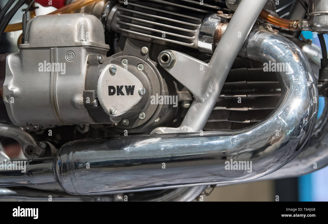 Augustusburg, Allemagne. Apr 29, 2019. Le moteur d'une DKW 350 RM peut être vu dans la nouvelle exposition spéciale 'Légendes' dans l'Augustusburg Motorradmuseum. Le spectacle est dédié à l'ingénieur Walter Kaaden Moto Racer et Ewald Kluge. Kaaden perfectionné deux temps pour MZ depuis les années 1950, Kluge a conduit de 1930 à 1950 avec beaucoup de succès sur les courses de DKW, est devenu champion d'Allemagne et Champion d'Europe. La petite exposition spéciale sera présentée du 01 mai au 01 décembre. Credit : Hendrik Schmidt/dpa-Zentralbild/ZB/dpa/Alamy Live News Banque D'Images