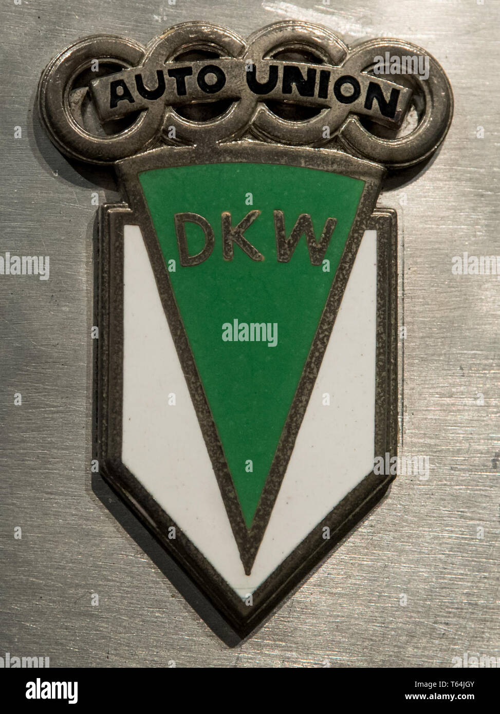 Augustusburg, Allemagne. Apr 29, 2019. Le logo DKW peut être vu sur le réservoir d'une DKW 350 RM dans la nouvelle exposition spéciale 'Légendes' dans la Motorcycle Museum Schloss Augustusburg. Le spectacle est dédié à l'ingénieur Walter Kaaden Moto Racer et Ewald Kluge. Kaaden perfectionné deux temps pour MZ depuis les années 1950, Kluge a conduit de 1930 à 1950 avec beaucoup de succès sur les courses de DKW, est devenu champion d'Allemagne et Champion d'Europe. La petite exposition spéciale sera présentée du 01 mai au 01 décembre. Credit : Hendrik Schmidt/dpa-Zentralbild/ZB/dpa/Alamy Live News Banque D'Images