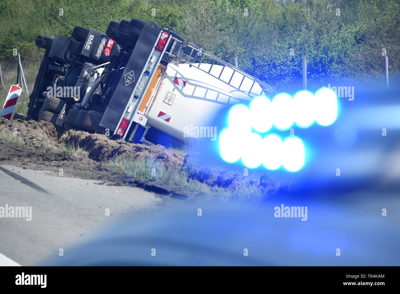 29 avril 2019, Mecklembourg-Poméranie-Occidentale, Tribsees : un camion avec un chargement de ciment a basculé sur l'A20 entre Tribsees et Grimmen West en direction de Szczecin. Les voies de l'A20 à Stettin a dû être complètement fermée en raison de travaux de récupération. Photo : Stefan Sauer/dpa-Zentralbild/ZB - ATTENTION : Le numéro de la plaque du véhicule a été pixélisées Banque D'Images