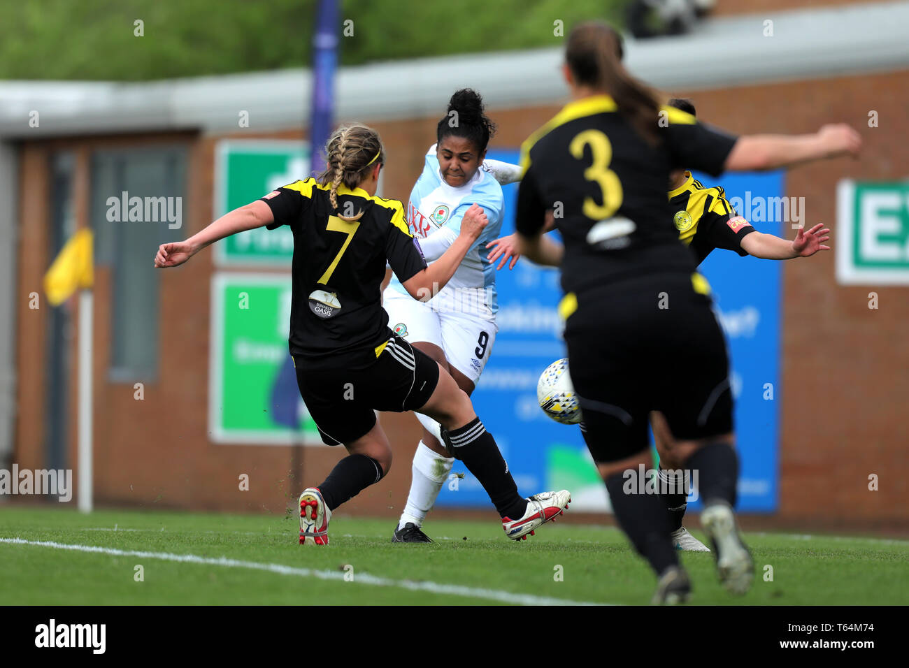 28 avril 2019, Pirelli Stadium, Burton upon Trent, Angleterre ; FA finale de la coupe de la Ligue nationale des femmes, Crawley guêpes contre Blackburn Rovers : Safran Jourdain de Blackburn Rovers shoot et les scores de 0-3 Banque D'Images