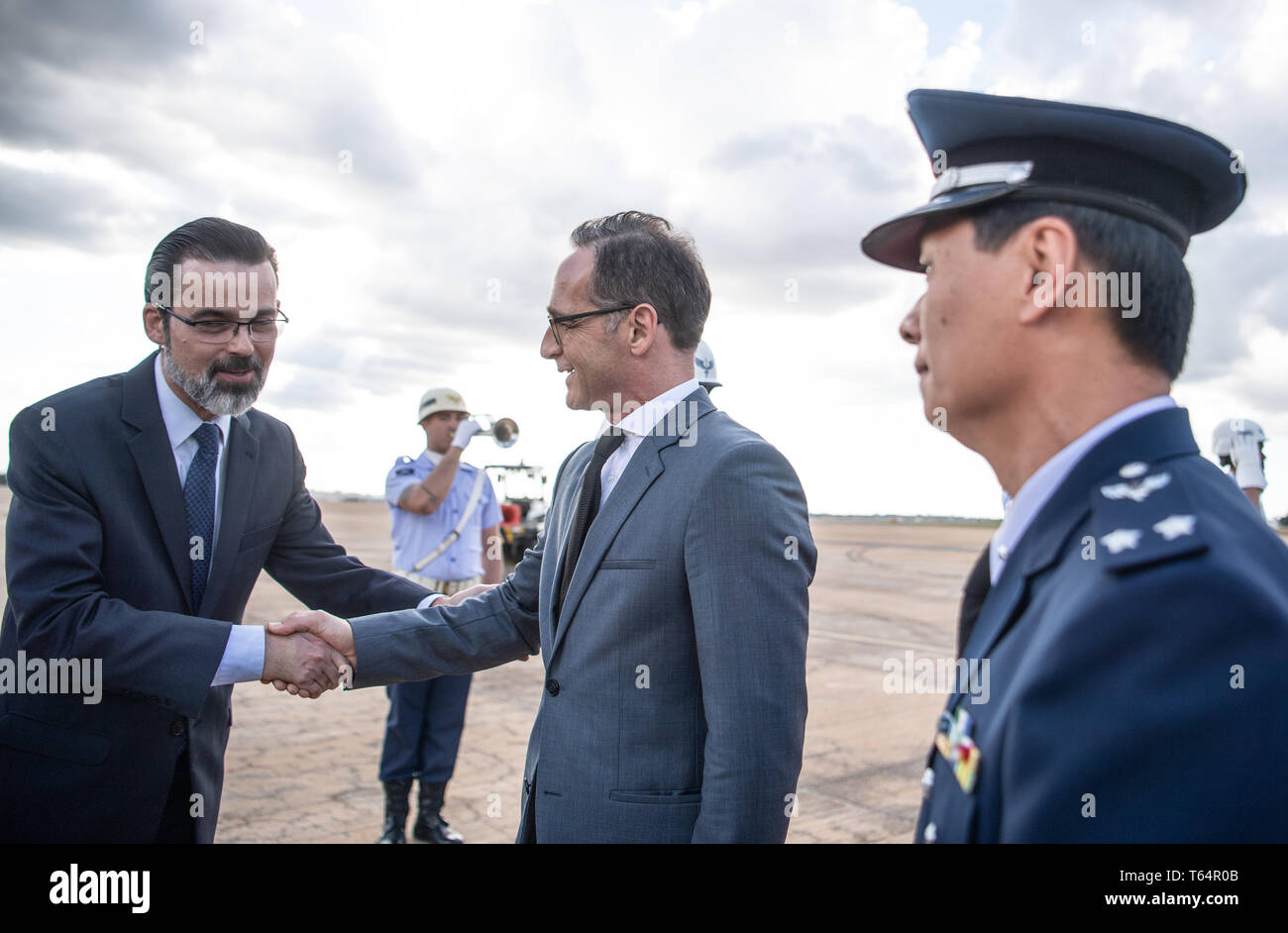 Brasilia, Brésil. Apr 29, 2019. Heiko Maas (SPD), Ministre des affaires étrangères de la République fédérale d'Allemagne (M), est accueilli à l'aéroport Presidente Juscelino Kubitschek par Carlos Perez (l), chef adjoint du département européen du ministère des Affaires étrangères du Brésil. La Maas voyage en Amérique latine est le prélude à une offensive politique et économique pour renforcer les relations avec le continent. Credit : Fabian Sommer/dpa/Alamy Live News Banque D'Images