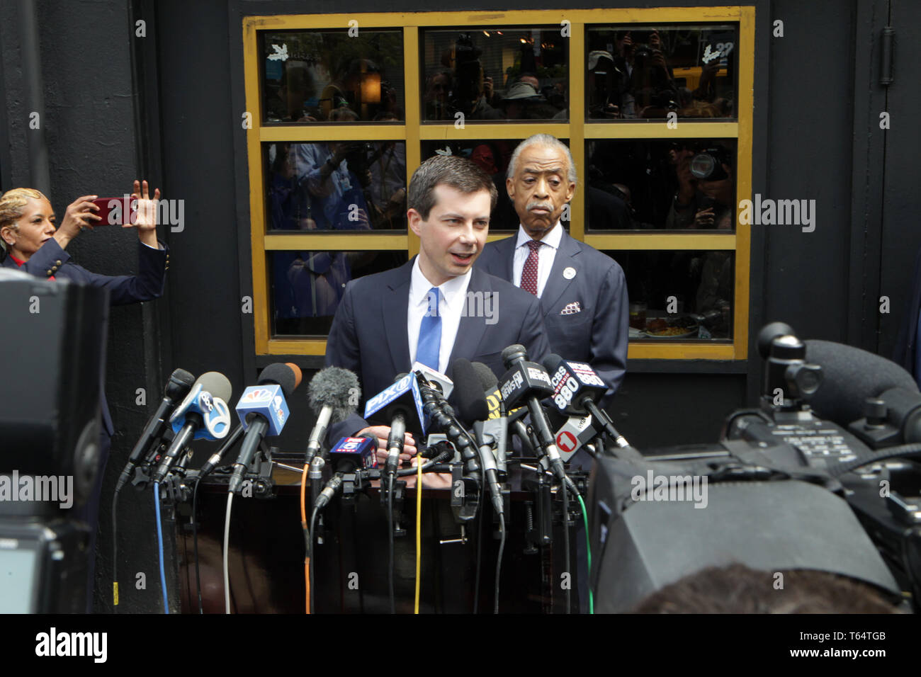 HARLEM, NEW YORK : 29 avril : Le Révérend Al Sharpton & South Bend, Maire de Pete Buttigieg déjeuner au restaurant Sylvia's pour discuter de la politique de l'époque le 29 avril 2019 dans le Harlem de New York City. Crédit photo : Mpi43/MediaPunch Banque D'Images