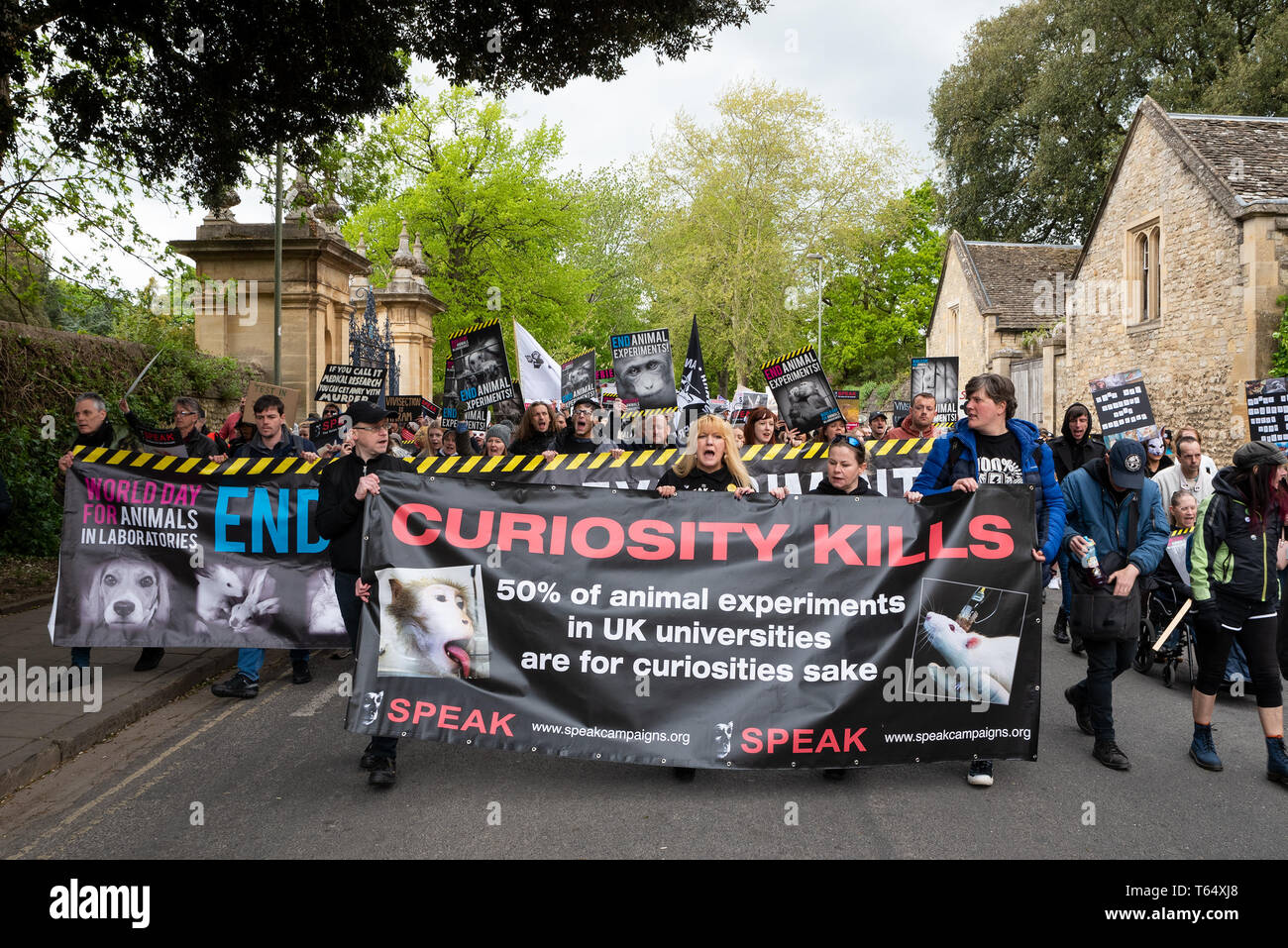 Journée mondiale pour les animaux dans les laboratoires d'Oxford. Militants contre l'expérimentation animale mars dans le centre-ville afin de mettre en lumière leur campagne. Banque D'Images