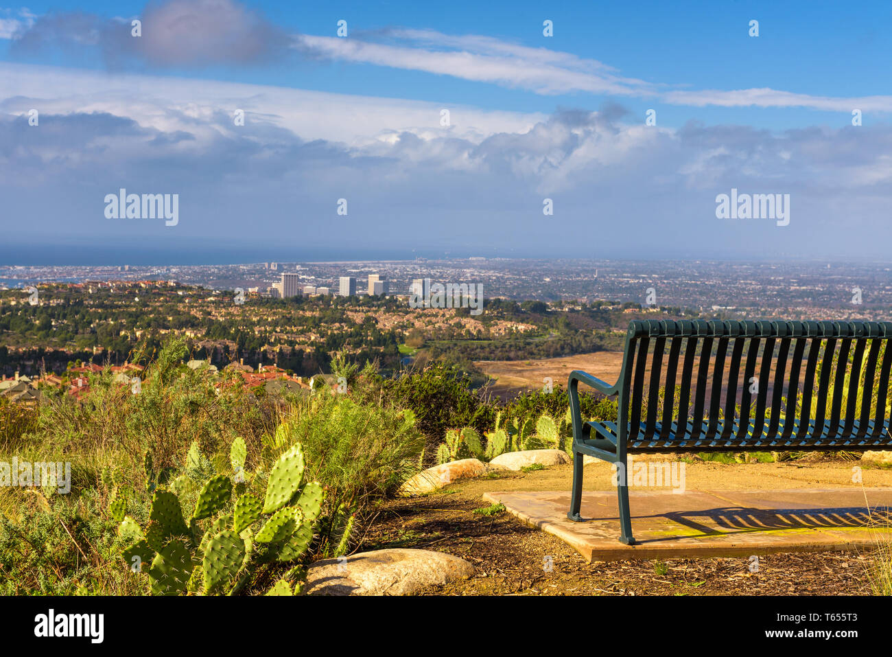 Banc avec vue sur la plage de Huntington de la Vista Ridge Park en Californie Banque D'Images