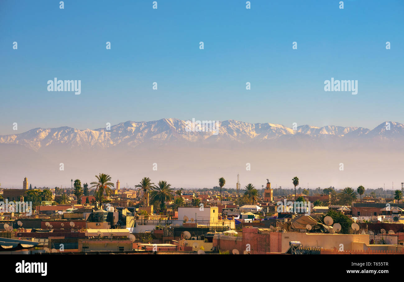 La ville de Marrakech avec les montagnes de l'Atlas en arrière-plan Banque D'Images
