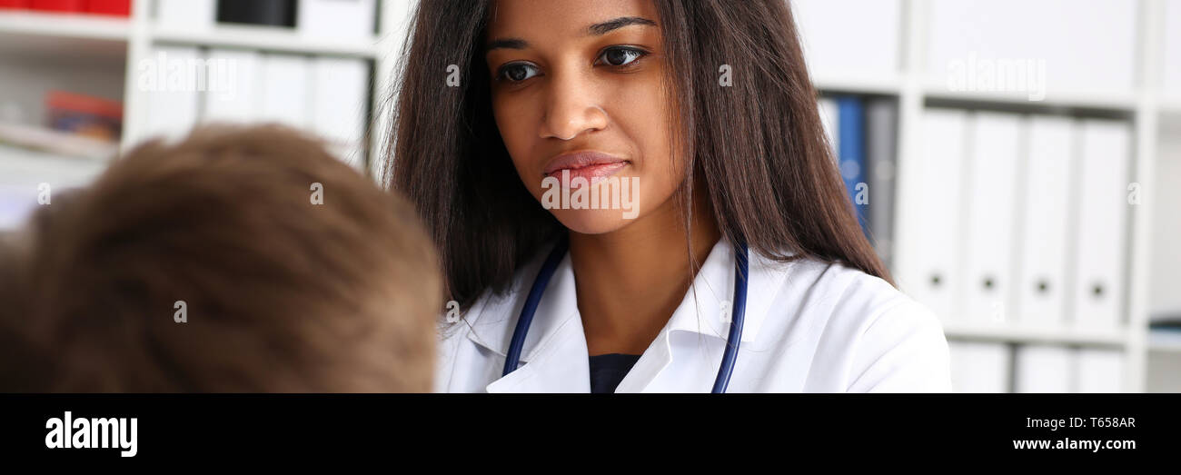 Belle black female médecin parler avec Banque D'Images