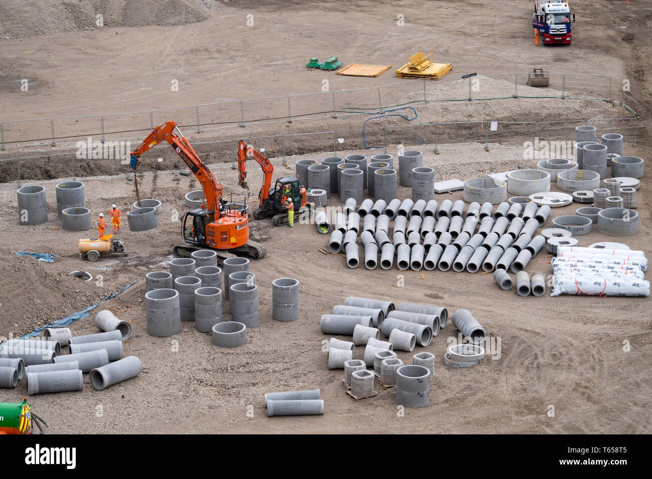 Les tuyaux d'eau sont préparés à la Royal Mail site où 2 terrains vendus pour £101m 2 2 construire Greystar Resources rental apartment. Le sud de Londres. 08/08/2017 Banque D'Images