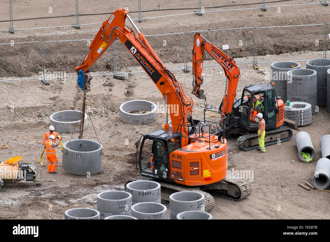 Les tuyaux d'eau sont préparés à la Royal Mail site où 2 terrains vendus pour £101m 2 2 construire Greystar Resources rental apartment. Le sud de Londres. 08/08/2017 Banque D'Images