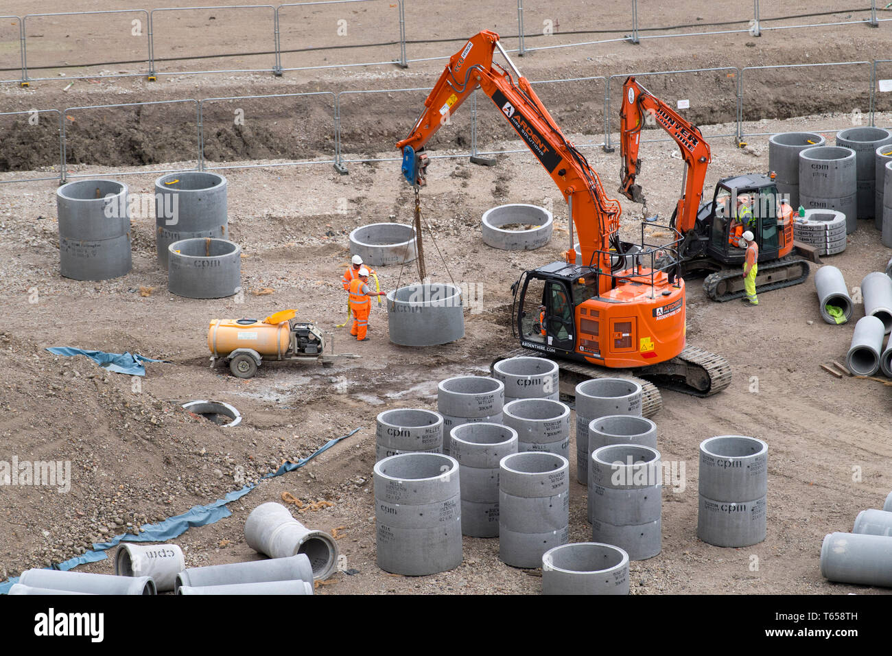 Les tuyaux d'eau sont préparés à la Royal Mail site où 2 terrains vendus pour £101m 2 2 construire Greystar Resources rental apartment. Le sud de Londres. 08/08/2017 Banque D'Images