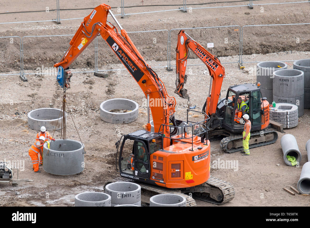 Les tuyaux d'eau sont préparés à la Royal Mail site où 2 terrains vendus pour £101m 2 2 construire Greystar Resources rental apartment. Le sud de Londres. 08/08/2017 Banque D'Images