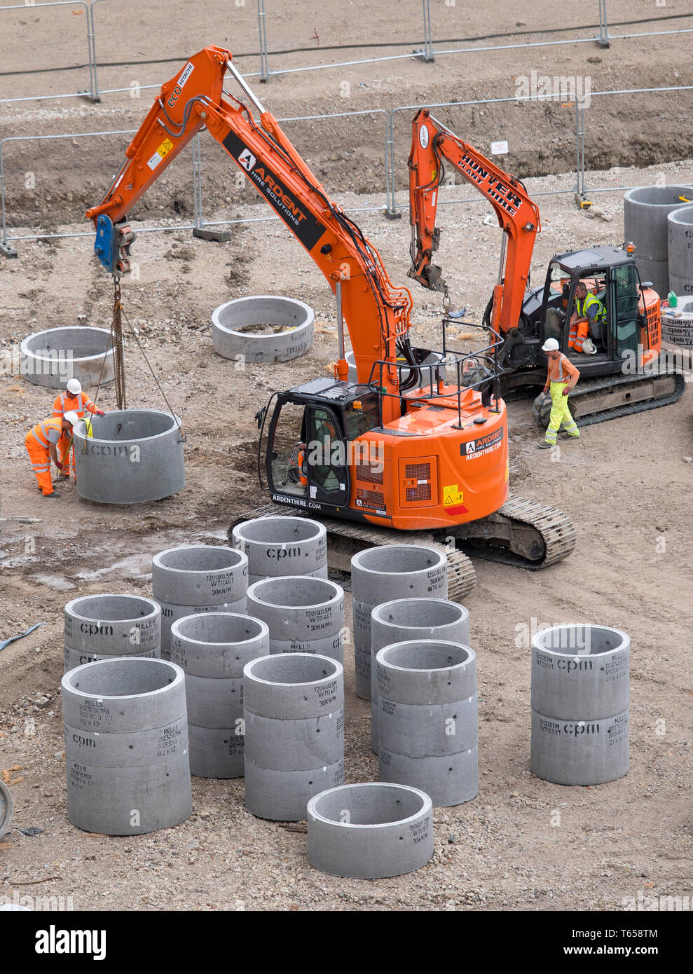 Les tuyaux d'eau sont préparés à la Royal Mail site où 2 terrains vendus pour £101m 2 2 construire Greystar Resources rental apartment. Le sud de Londres. 08/08/2017 Banque D'Images