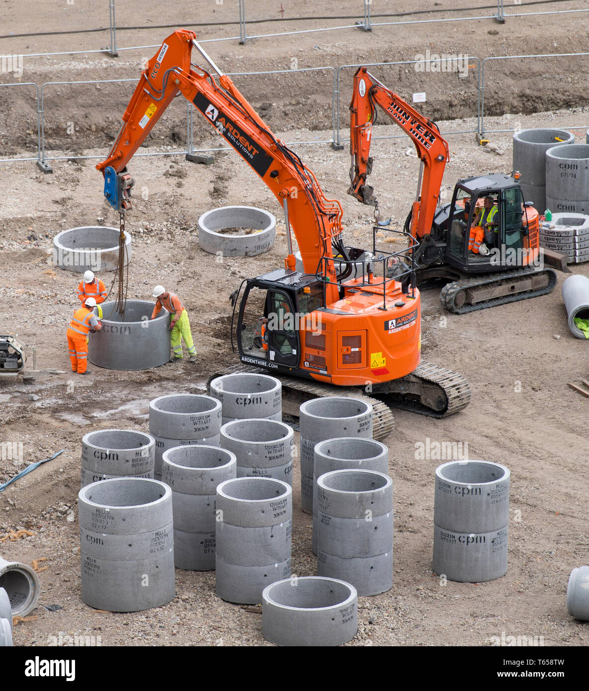 Les tuyaux d'eau sont préparés à la Royal Mail site où 2 terrains vendus pour £101m 2 2 construire Greystar Resources rental apartment. Le sud de Londres. 08/08/2017 Banque D'Images