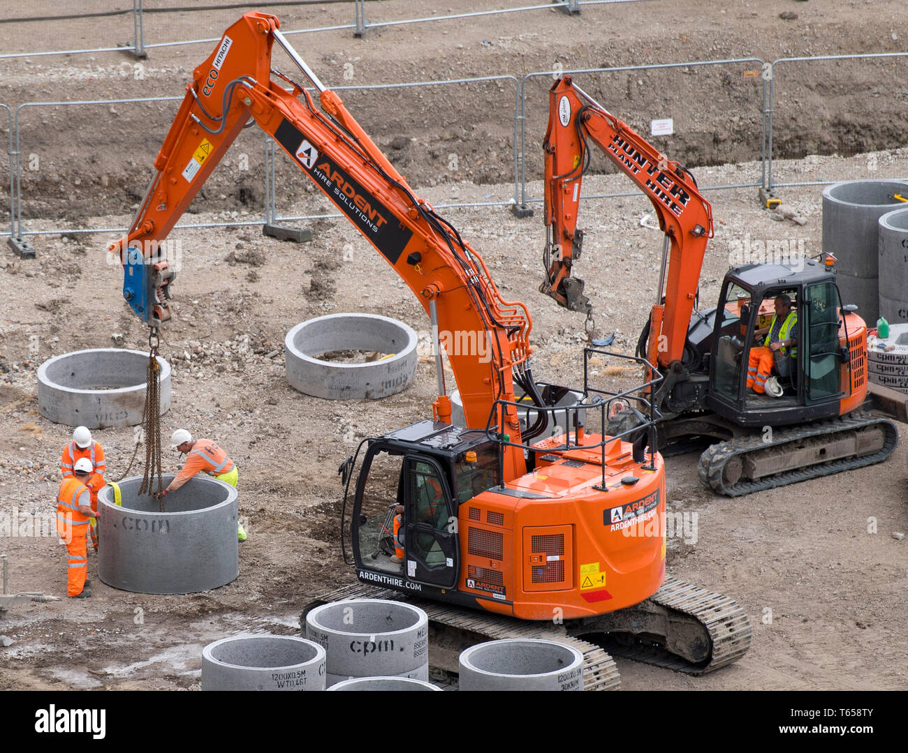 Les tuyaux d'eau sont préparés à la Royal Mail site où 2 terrains vendus pour £101m 2 2 construire Greystar Resources rental apartment. Le sud de Londres. 08/08/2017 Banque D'Images
