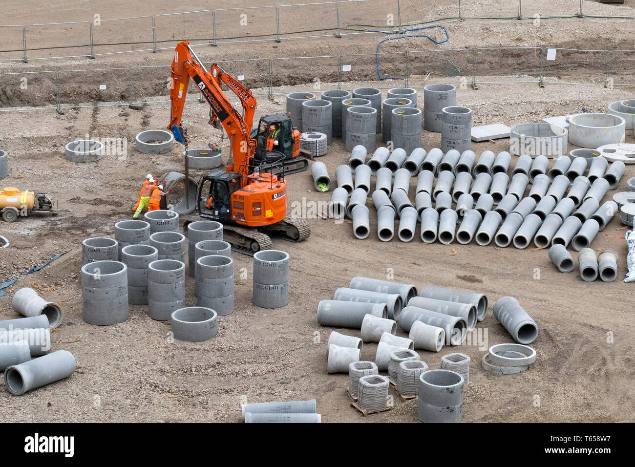 Les tuyaux d'eau sont préparés à la Royal Mail site où 2 terrains vendus pour £101m 2 2 construire Greystar Resources rental apartment. Le sud de Londres. 08/08/2017 Banque D'Images