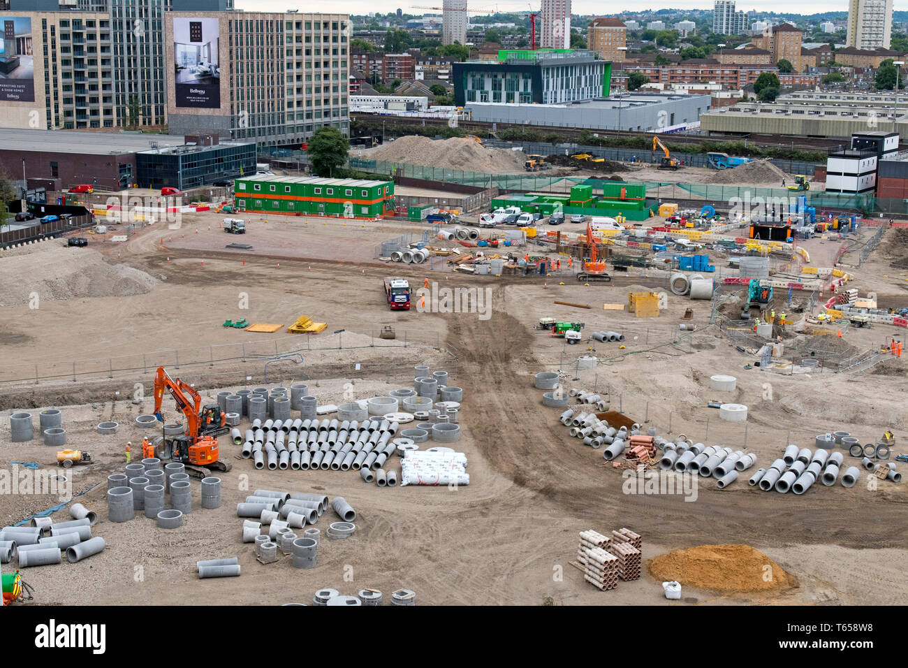 Les tuyaux d'eau sont préparés à la Royal Mail site où 2 terrains vendus pour £101m 2 2 construire Greystar Resources rental apartment. Le sud de Londres. 08/08/2017 Banque D'Images