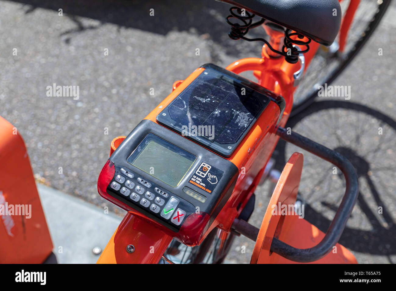 Portland, Oregon - 27 Avril 2019 : Biketown et partage de vélos de location avec une station de charge solaire Banque D'Images