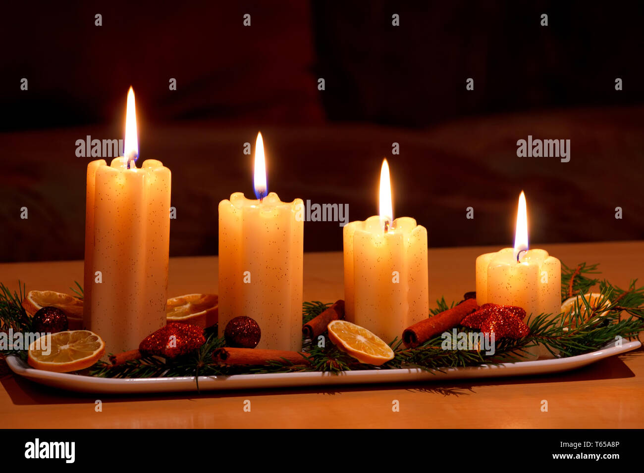 Décoration de Noël table avec bougies d'éclairage Banque D'Images