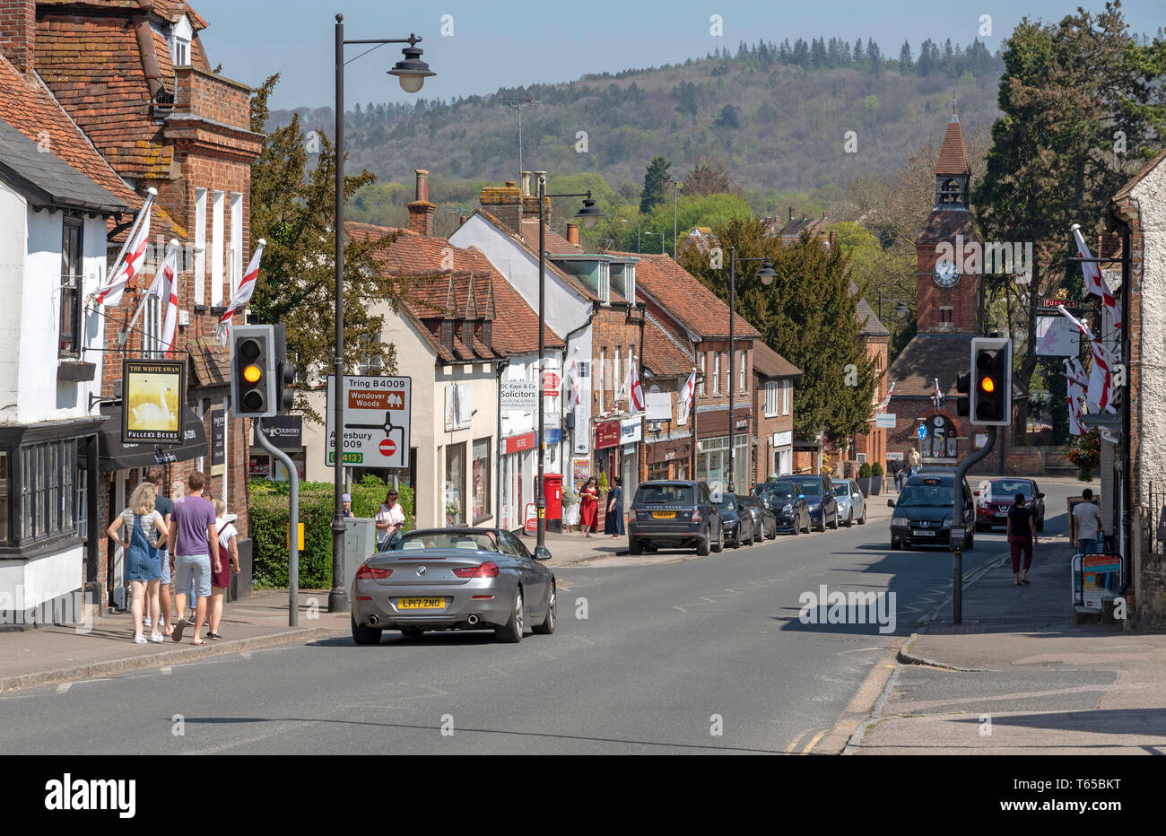 Wendover, Buckinghamshire, Angleterre, Royaume-Uni. Avril 2019. High Street, Wendover dans les collines de Chiltern. Une ville avec tour de l'horloge datant de 1842. Banque D'Images