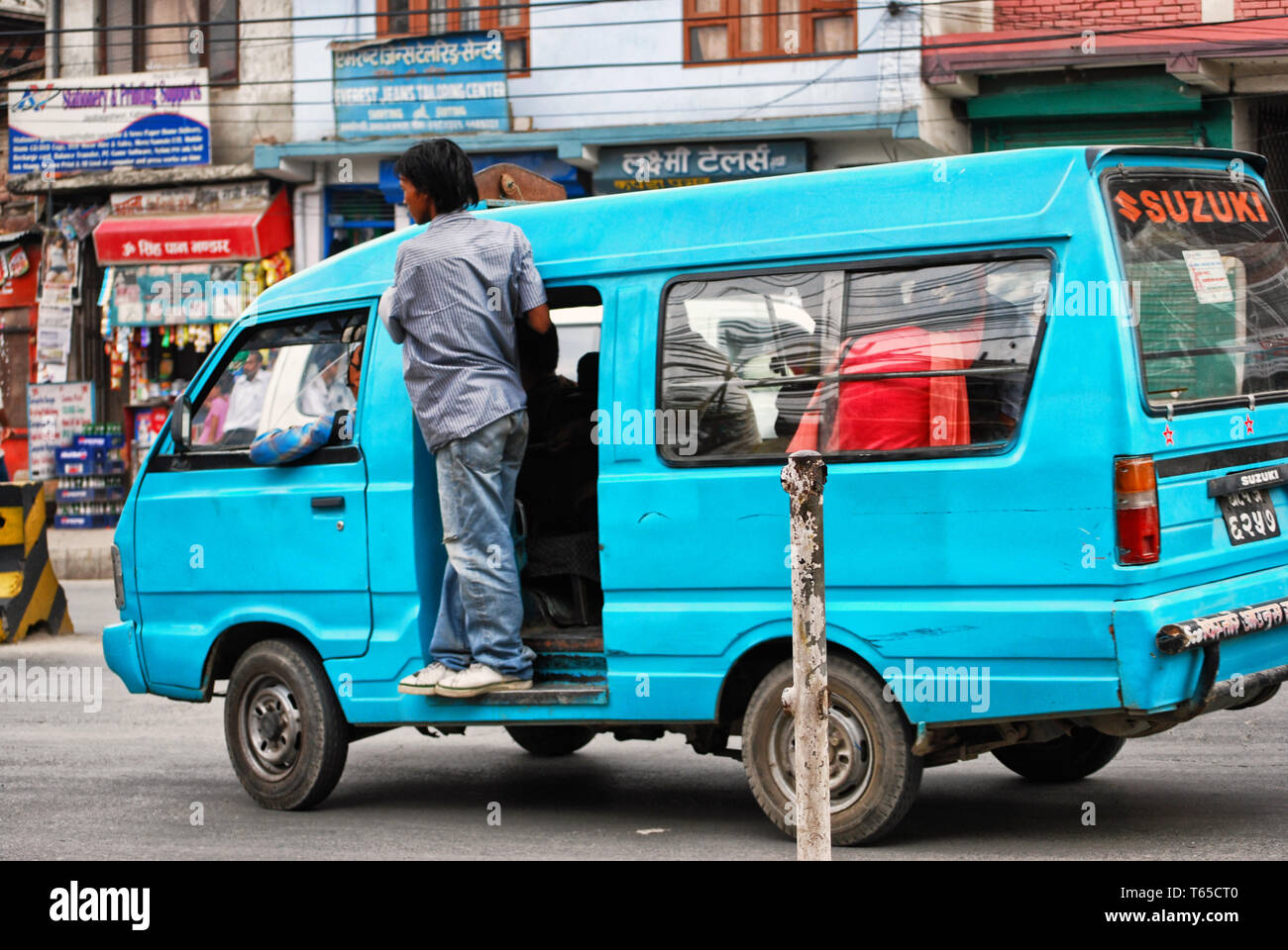 Déménagement Taxi rapide dans les rues chaotiques de Katmandou Banque D'Images