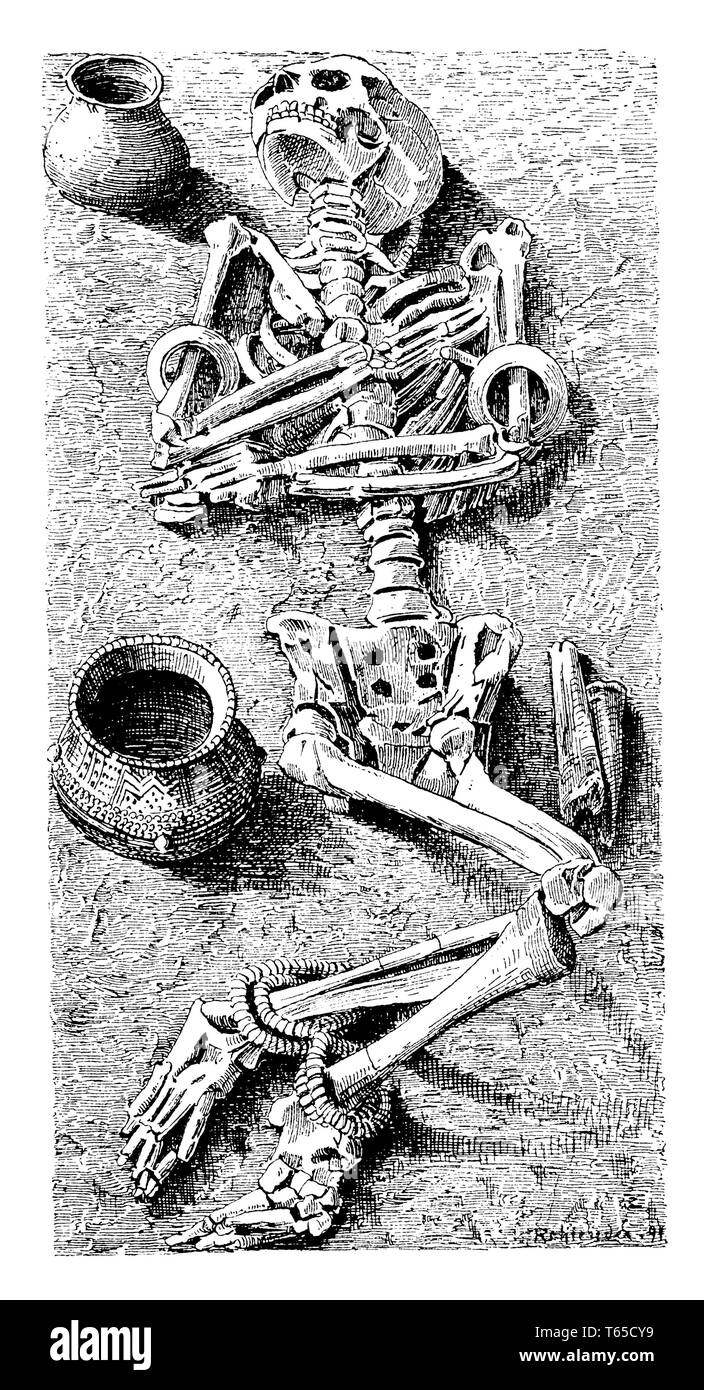 Squelette tombe avec l'âge de pierre. Berlin, Musée royal de l'Ethnologie Le corps repose, comme d'habitude dans l'âge de pierre, avec les jambes tirées à côté de lui deux des vases d'argile et de plusieurs ossements d'animaux, cette dernière probablement le reste de la nourriture donnée à l'organisme. Sur la partie supérieure des bras il y a de grandes bagues massives de marbre, autour du cou et des chevilles chaînes de petites perles en pierre, 1893. Banque D'Images