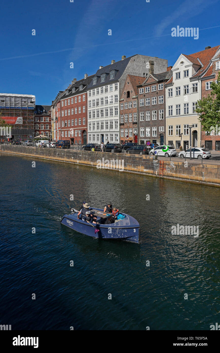 17e et 18e siècle Historique bâtiments le long du canal de Nyhavn, un quartier de divertissement bordée de maisons colorées, de bars et de cafés, de Copenhague, de Banque D'Images