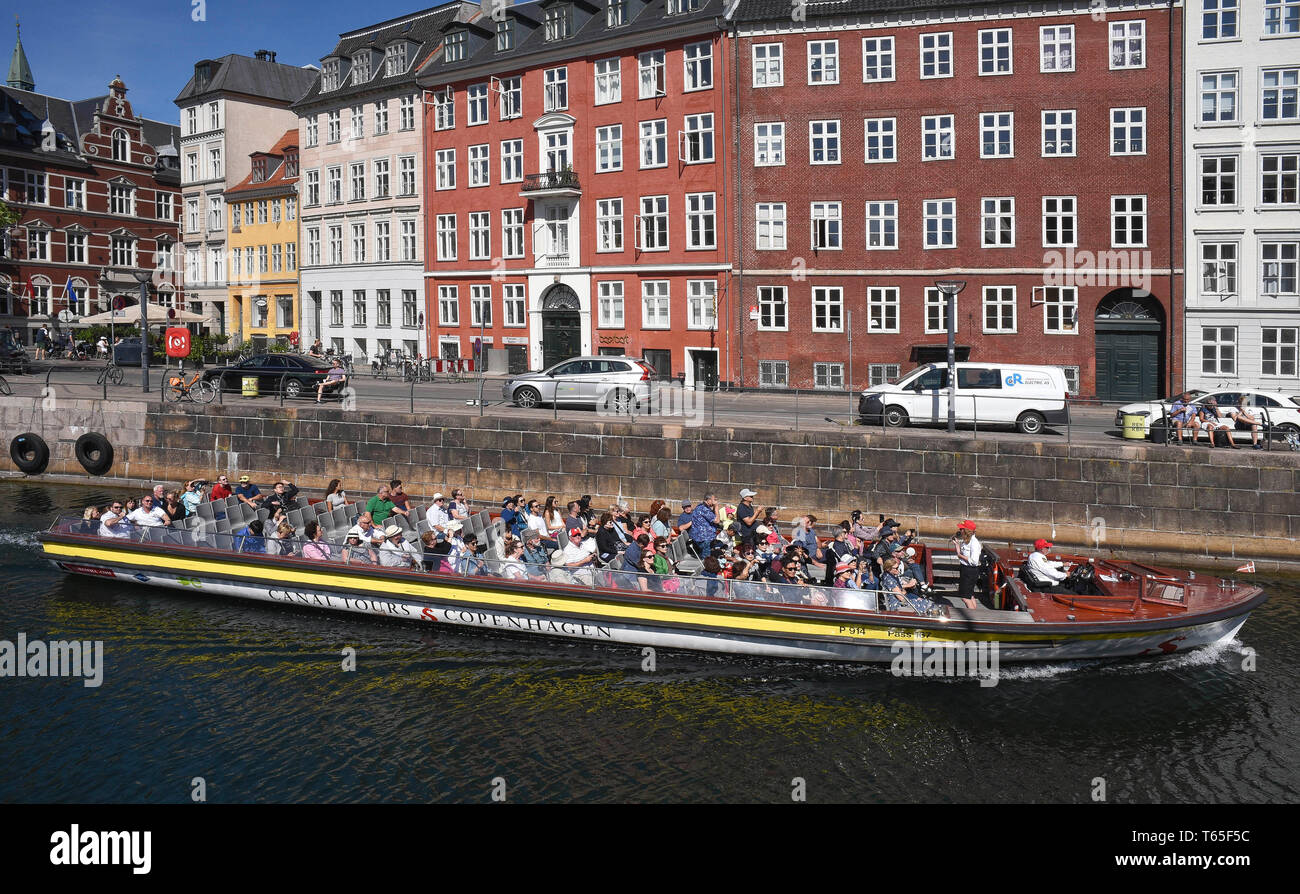 17e et 18e siècle Historique bâtiments le long du canal de Nyhavn, un quartier de divertissement bordée de maisons colorées, de bars et de cafés, de Copenhague, de Banque D'Images