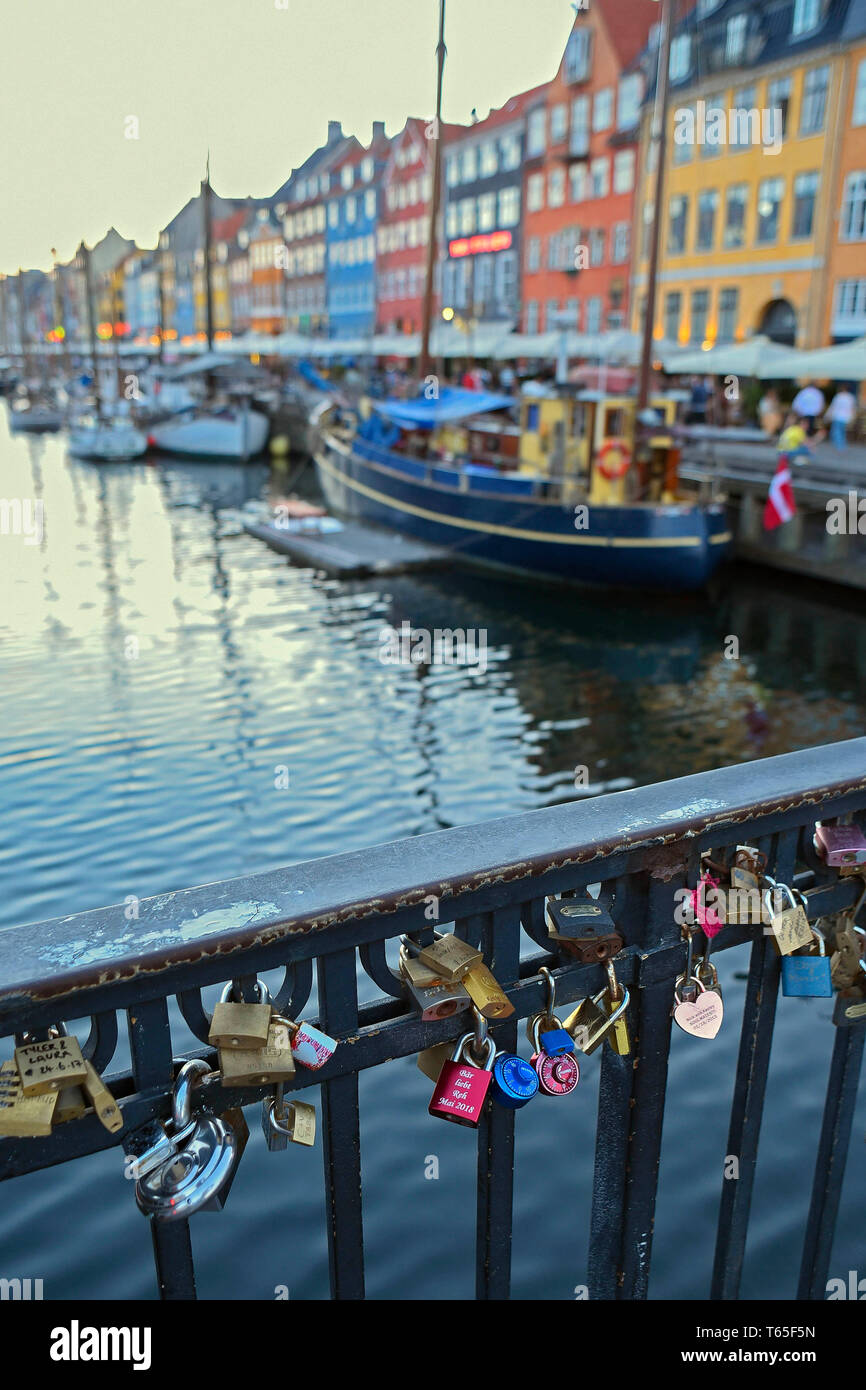 17e et 18e siècle Historique bâtiments le long du canal de Nyhavn, un quartier de divertissement bordée de maisons colorées, de bars et de cafés, de Copenhague, de Banque D'Images