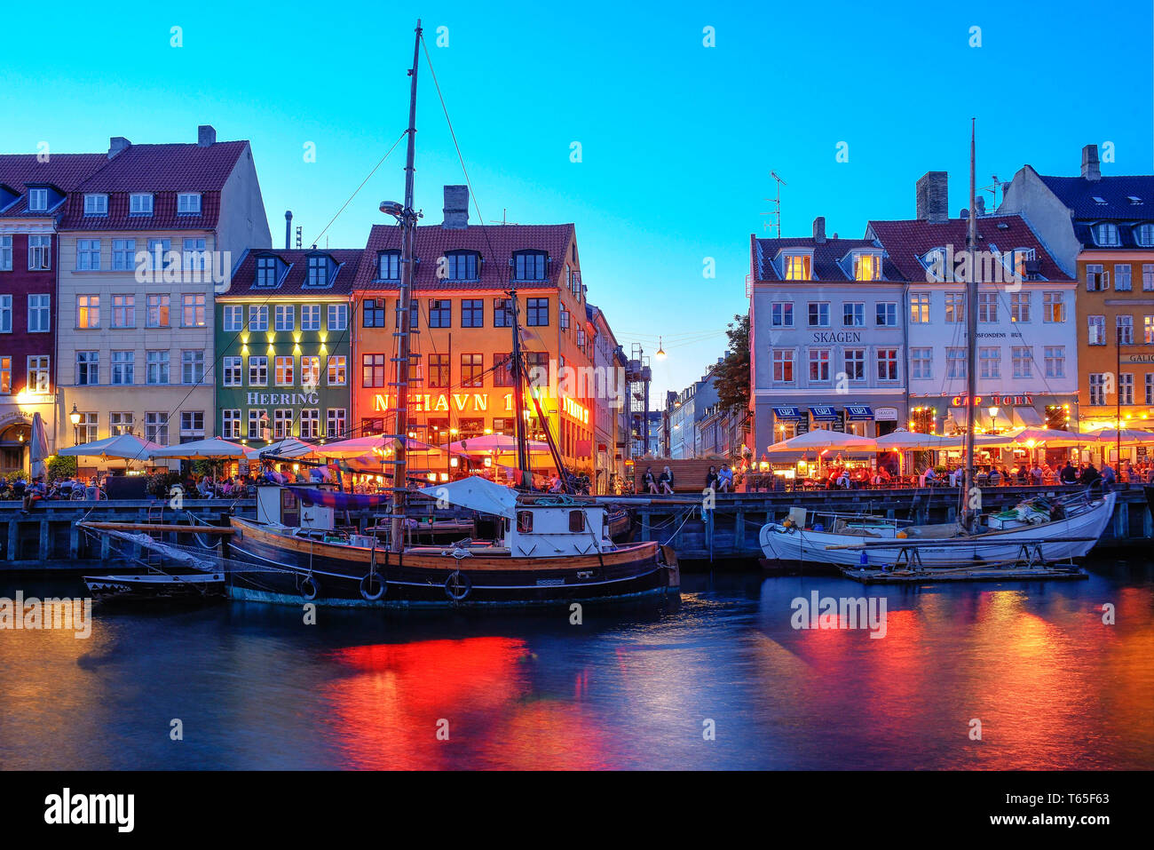 17e et 18e siècle Historique bâtiments le long du canal de Nyhavn, un quartier de divertissement bordée de maisons colorées, de bars et de cafés, de Copenhague, de Banque D'Images