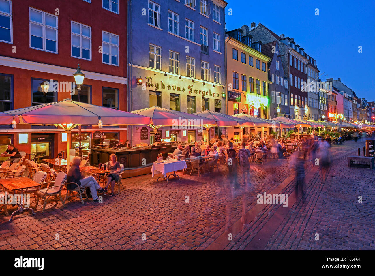 17e et 18e siècle Historique bâtiments le long du canal de Nyhavn, un quartier de divertissement bordée de maisons colorées, de bars et de cafés, de Copenhague, de Banque D'Images