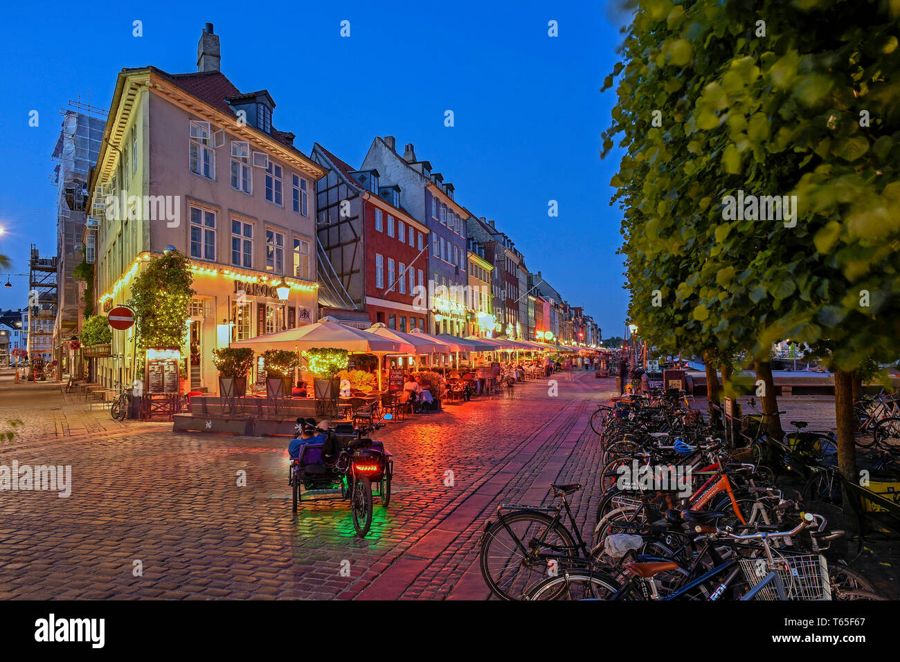 17e et 18e siècle Historique bâtiments le long du canal de Nyhavn, un quartier de divertissement bordée de maisons colorées, de bars et de cafés, de Copenhague, de Banque D'Images