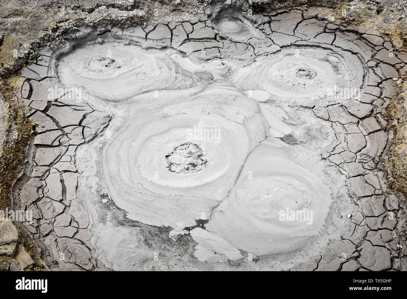 Volcan de boue ou de boue Dome au sol de Mañana (soleil du matin) les geysers à Uyuni, Bolivie Banque D'Images