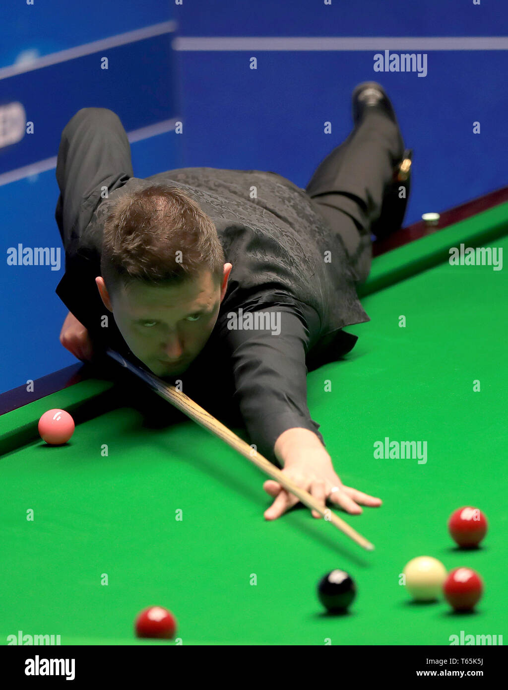 Kyren Wilson en action contre Barry Hawkins pendant dix jours du championnat du monde 2019 Betfred au creuset, Sheffield. Banque D'Images